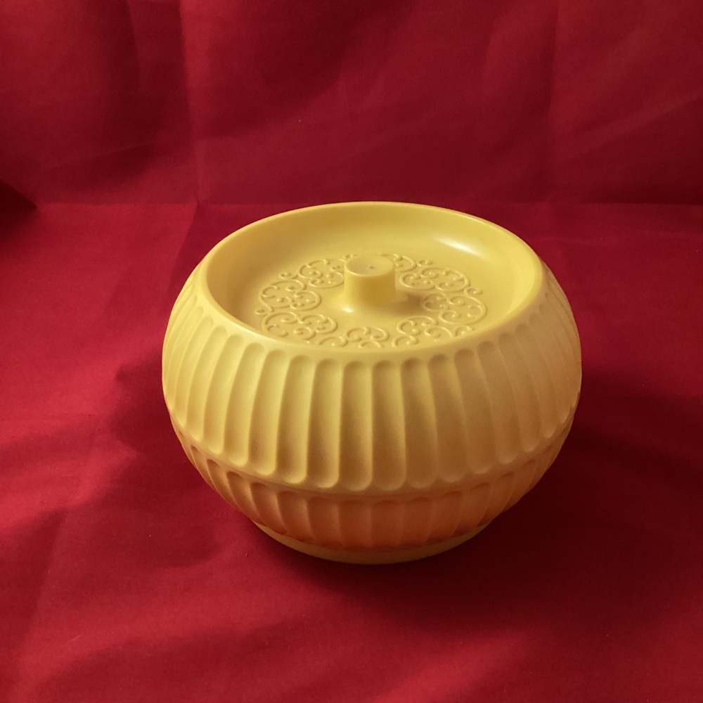April Showers Bold Lemon Powder plastic Container EMPTY Vintage Trinket